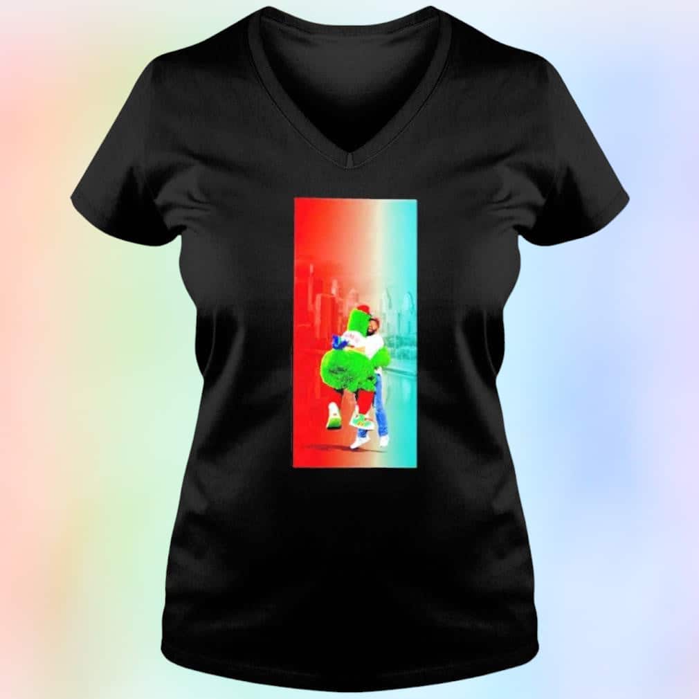 Jason Kelce Hug Philadelphia Phillies Mascot T-Shirt Jason Kelce Hug Philadelphia Phillies Mascot T-Shirt